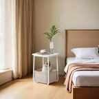 Comodino moderno con cesto in tessuto, tavolino quadrato, tavolino da divano, tavolino da salotto, da camera da letto, bianco opaco e marrone cammello