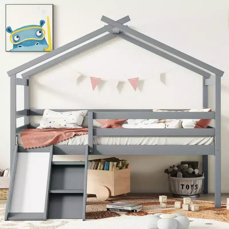 Letto a soppalco basso per ragazzi con scivolo, scala, ringhiere di sicurezza, struttura a tetto in stile casetta, 81.7L x 67.6W