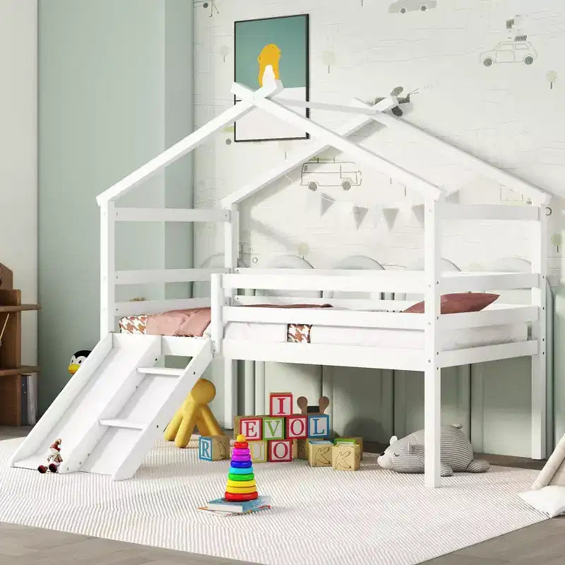 Letto a soppalco basso per ragazzi con scivolo, scala, ringhiere di sicurezza, struttura a tetto in stile casetta, 81.7L x 67.6W